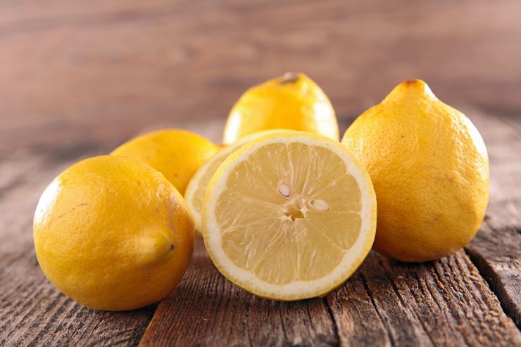 Pulizia del microonde: metodo del limone