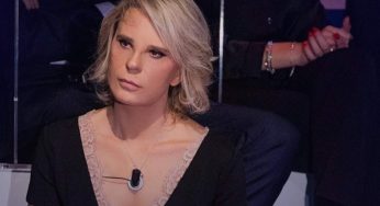 Molti se lo chiedono da anni: Maria De Filippi svela il motivo per cui mangia sempre caramelle mentre conduce